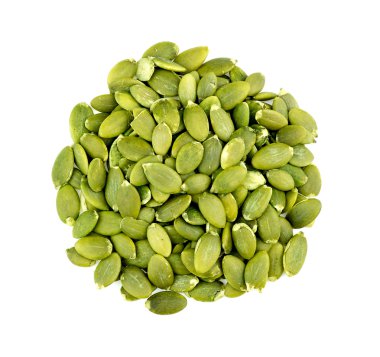 Yeşil pepita balkabağı tohumları üzerinde beyaz izole yığını