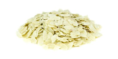 Beyaz izole çiğ kahvaltılık pirinç poha yığını