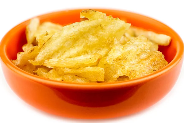 Tjock krusas potatischips i skål isolerade — Stockfoto