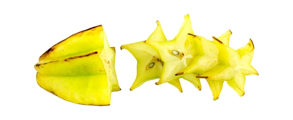 Горизонтальный выстрел зеленой спелой карамболы из звездных фруктов с поперечным сечением — стоковое фото