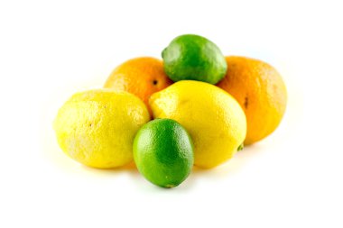 Portakal limon ve limes ile lezzetli narenciye yığını