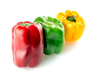 Beyaz üzerine izole edilmiş renkli dolma biberler.