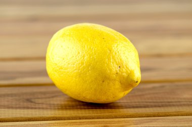 Rustik ahşap arka plan karşı izole limon