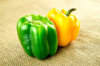Rustik kendir çuvala üzerinde yeşil ve sarı biber