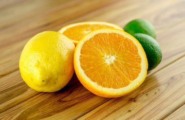 Portakal, limon ve limes pas karşı lezzetli narenciye karışık