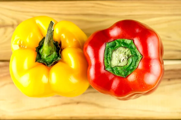 Lebendige Paprika auf Holz — Stockfoto