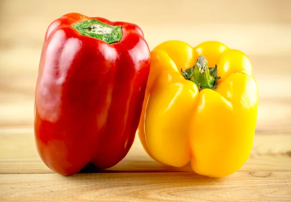 Farbenfroher, leuchtend roter und gelber Paprika auf hölzernem Hackblo — Stockfoto