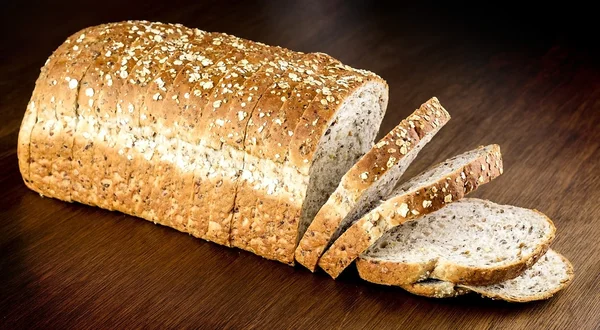 Pane integrale fresco sullo sfondo di legno — Foto Stock