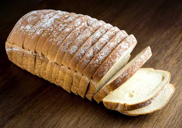 Chleb biały na tle drewniane — Zdjęcie stockowe