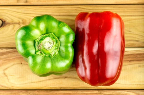 Peperoni su fondo di legno — Foto Stock