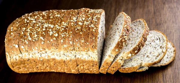 Хліб багатозерновий проти деревини — стокове фото