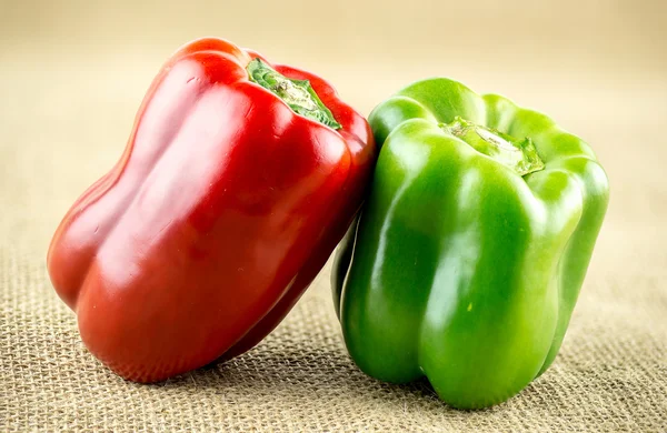Grüne und rote Paprika auf Klettenwickel — Stockfoto