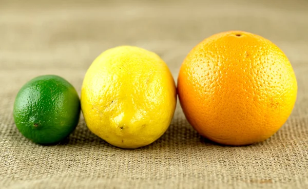 オレンジ、レモンと hes にライムの柑橘系の果物のカラフルなセット — ストック写真