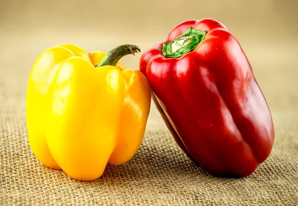 Bauernhof frische, biologische Paprika auf rustikalem Hintergrund — Stockfoto