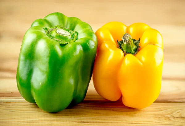 Bio reife grüne und gelbe Paprika — Stockfoto