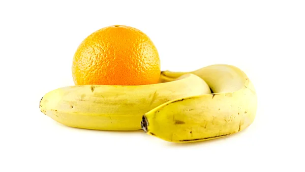 Snack de plátanos y naranja aislados en blanco — Foto de Stock