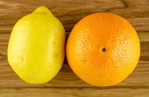 Лимон і апельсин на дереві — стокове фото