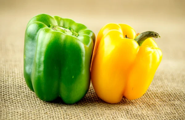 Makro-Nahaufnahme grüner und gelber Paprika auf Bauernhof-Rückseite — Stockfoto