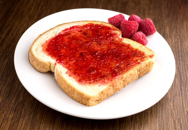 Marmellata di lamponi su pane tostato — Foto Stock