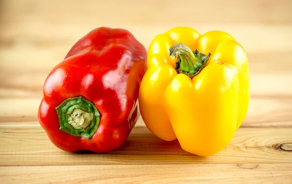Gelbe und rote Paprika — Stockfoto
