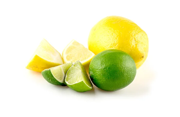 Doğranmış limon ve limes, beyaz karşı izole — Stok fotoğraf