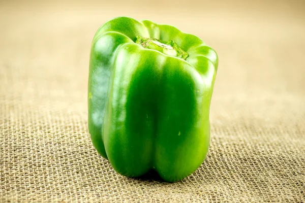 Delicioso pimiento verde en el saco de arpillera — Foto de Stock