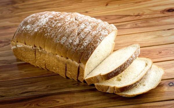 Rustikt brød med trebakgrunn – stockfoto