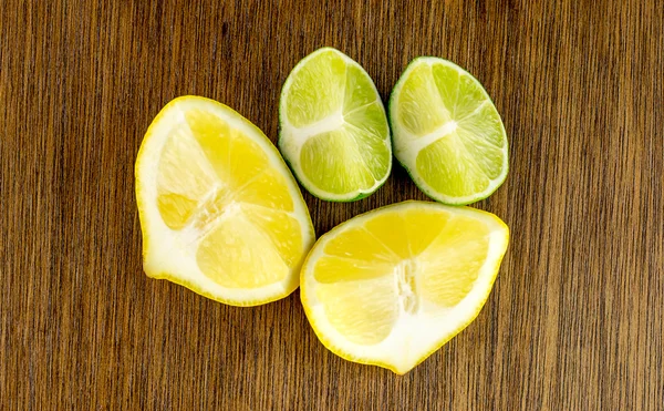 Aerial macro of lemon and lime wedges — Stock Photo, Image