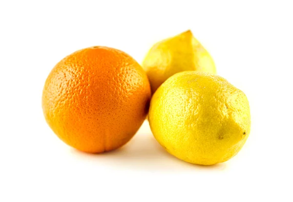 Citrons mûrs biologiques vibrants et fruits orange — Photo