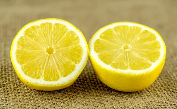 Wyciąć pół cytryny na płótnie arkusz — Zdjęcie stockowe