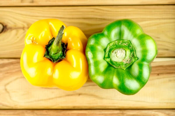 Würziger grüner und gelber Paprika auf Schneidebrett — Stockfoto