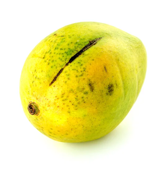 Verse jonge ruwe mango geïsoleerd — Stockfoto