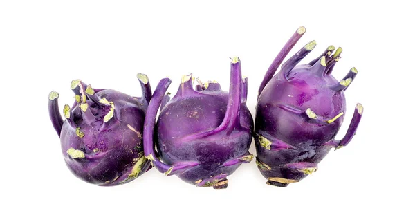 O grămadă de kohlrabi violet izolat pe un fundal alb — Fotografie, imagine de stoc