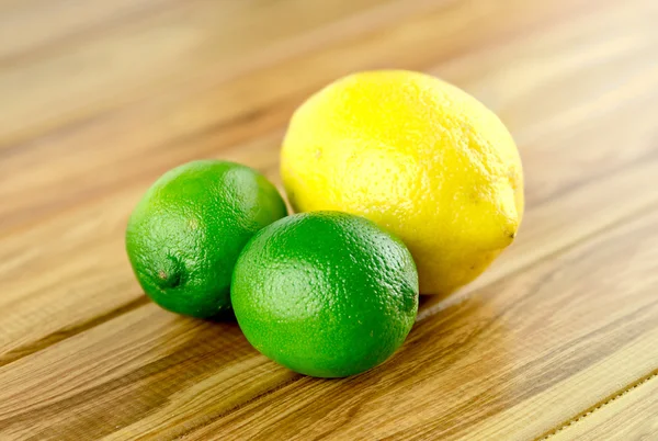 Kleurrijke citrus groep tegen hout — Stockfoto