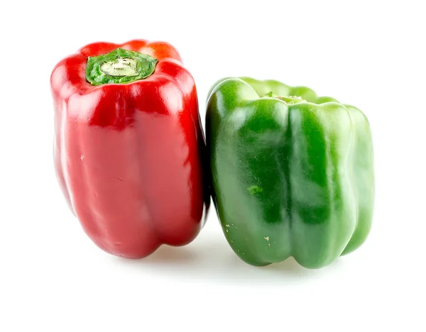 Capsicum rojo y verde aislado en blanco — Foto de Stock