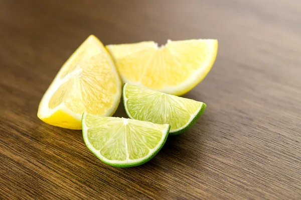 Sappige citroenen en limoenen (lemmetjes), gesneden en in blokjes gesneden, op bar teller voor dranken — Stockfoto