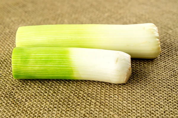 Makro närbild av klippa grön purjolök stjälkar — Stockfoto