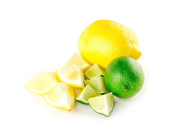 Целый лимон и лайм рядом с вырезанными сегментами изолированы на белом — стоковое фото