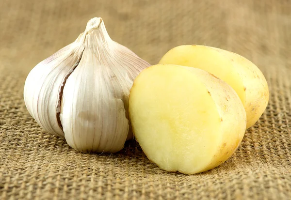 Slices of raw potato and garlic ready for cooking — Stock Photo, Image