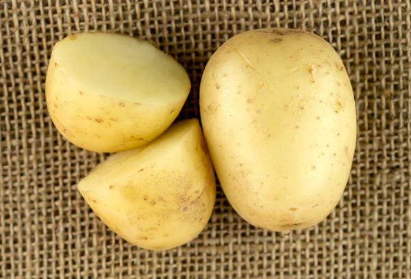 Luftaufnahme von ganzen und geschnittenen weißen Kartoffeln auf Klette — Stockfoto