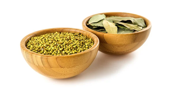 Ayurvedic spices coriander and Indian bay leaf isolated — Stock Photo, Image