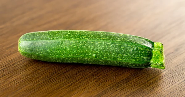 Gastronomische rauwe baby courgette plantaardige op donkere houten achtergrond — Stockfoto