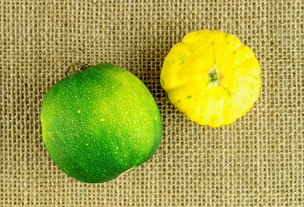 Overhead shot de calabaza de verano amarillo y cucurbita gema — Foto de Stock