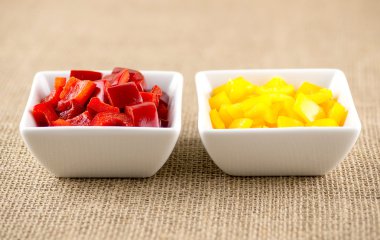 Doğranmış kırmızı biber biber modern Meydanı'nda kase şeklinde