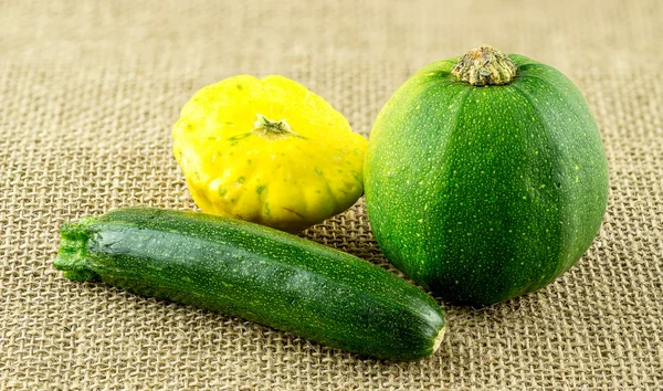 Baby zucchini med gul och grön sommar squash grönsaker — Stockfoto