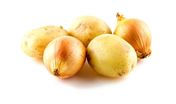 Лук и картофель для приготовления рагу изолированы на белом — стоковое фото