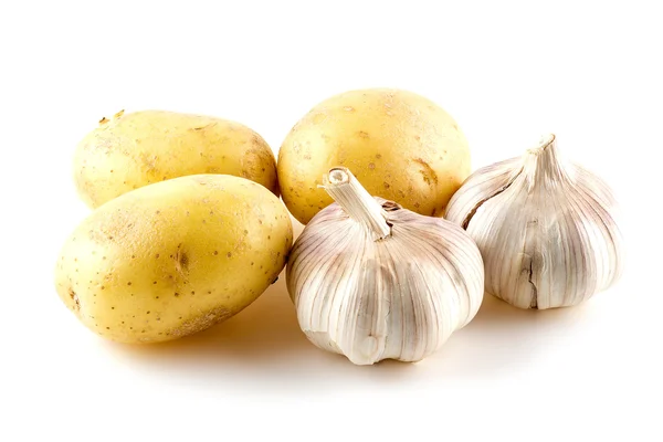 Gesunde Kartoffeln und Knoblauchköpfe — Stockfoto