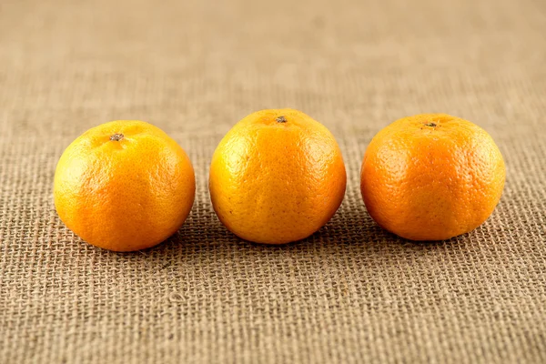 Três laranjas laranja redondas e brilhantes — Fotografia de Stock