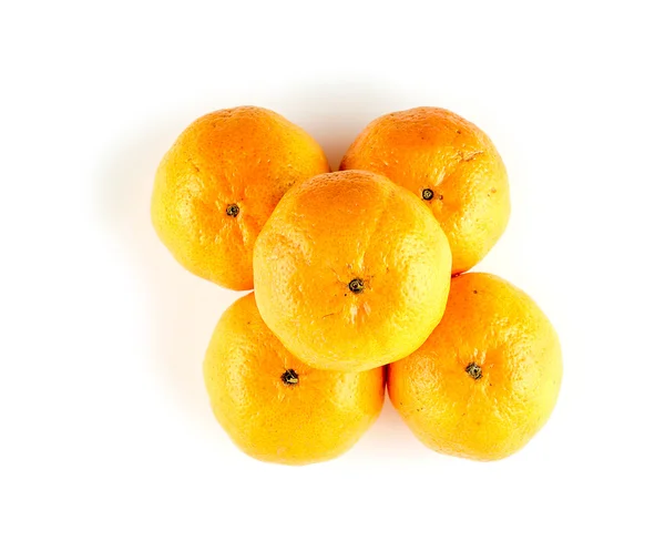 Fecho aéreo de uma laranja empilhada acima de quatro laranjas contra — Fotografia de Stock