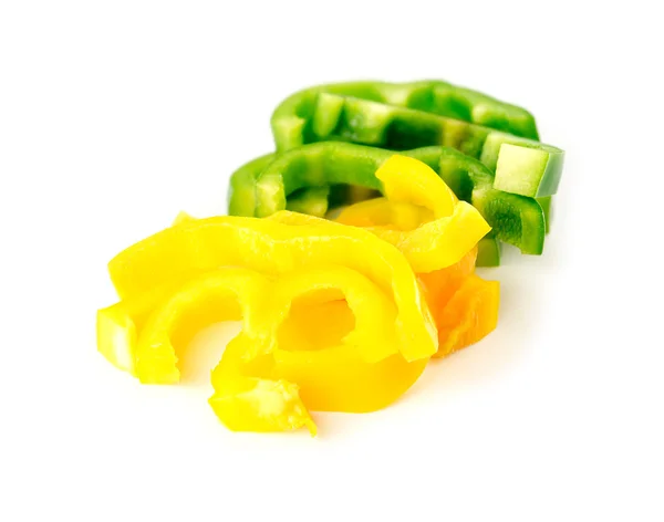Sarı ve yeşil biber kesilmiş sebzeler şeritler — Stok fotoğraf